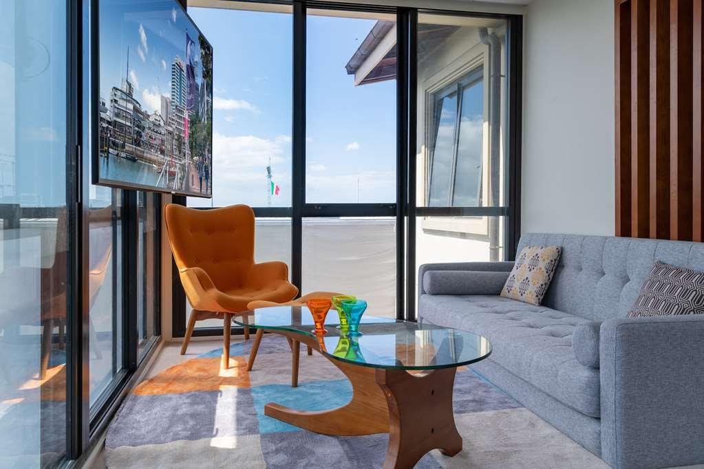 מלון Ohtel אוקלנד חדר תמונה A living room with a view of the city