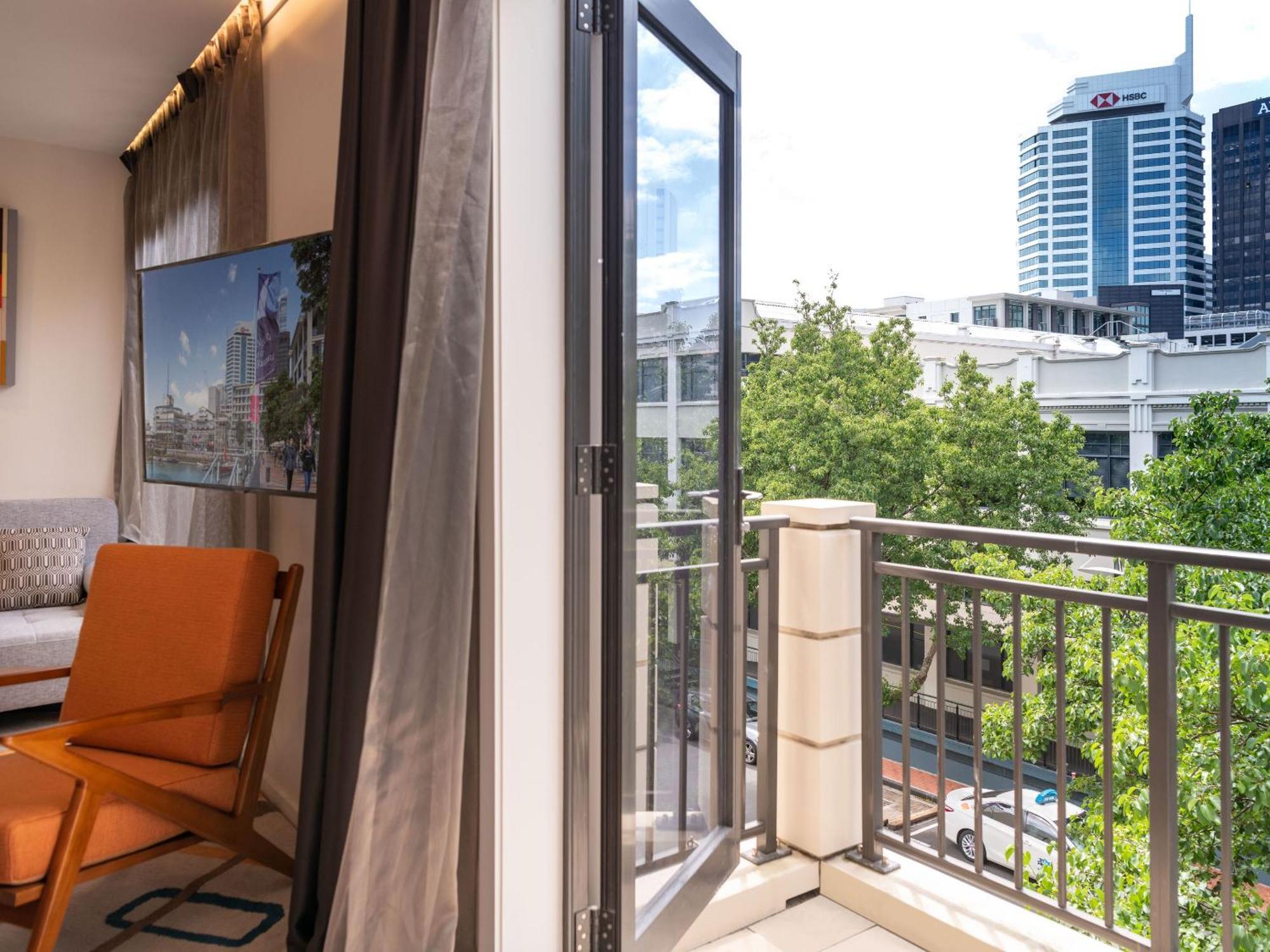 מלון Ohtel אוקלנד מראה חיצוני תמונה A balcony in a residential apartment