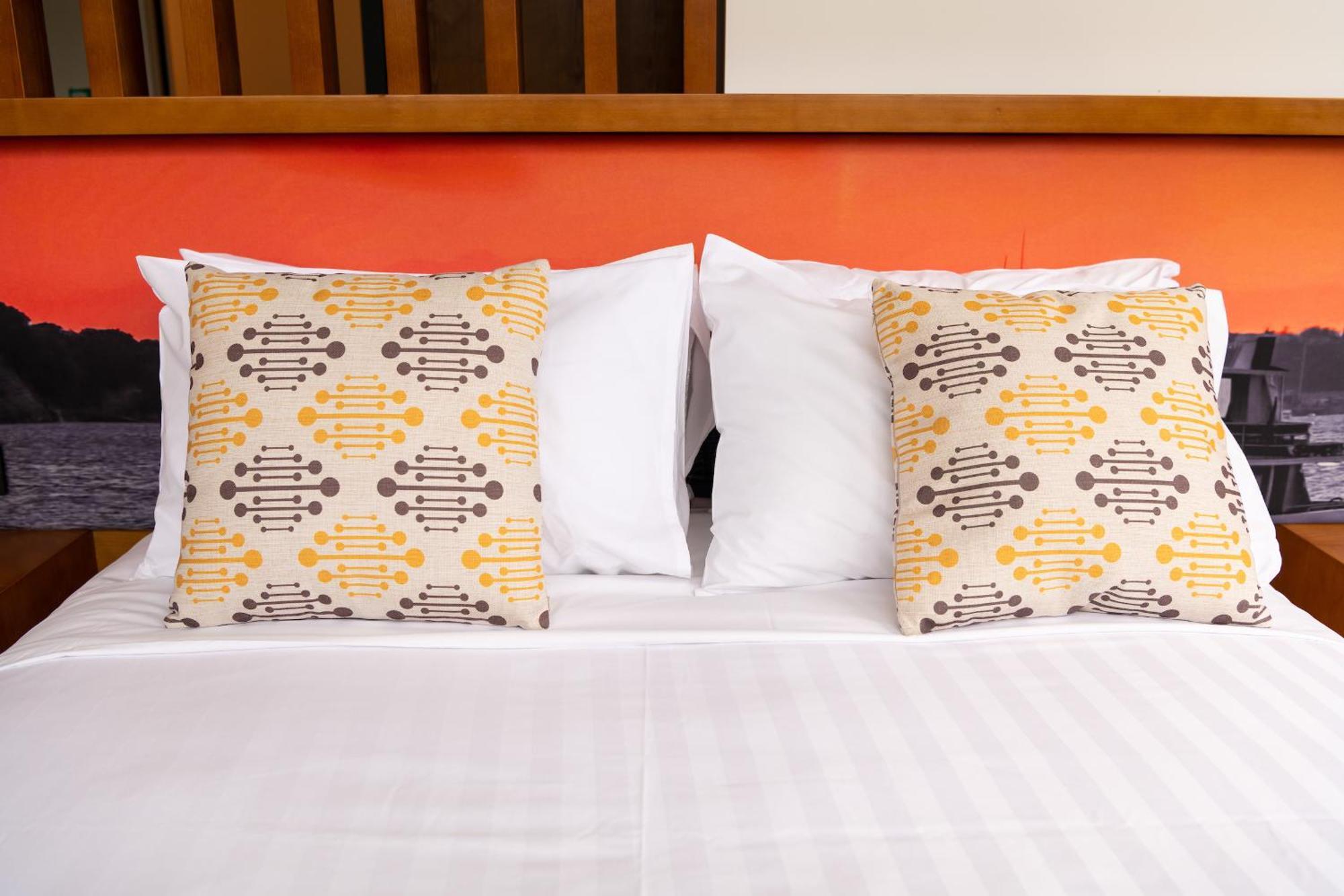 מלון Ohtel אוקלנד מראה חיצוני תמונה Two cushions on a bed